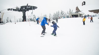人们在雪地玩滑雪板
